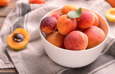 Masada tatlı olgun kayısı ile kase