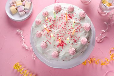 Renk tablosu üzerinde mumlar yanan ile lezzetli Doğum günü pastası