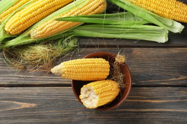 Ahşap arka plan üzerinde taze mısır koçanı ile kompozisyon