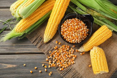 Ahşap arka plan üzerinde taze mısır koçanı ile kompozisyon