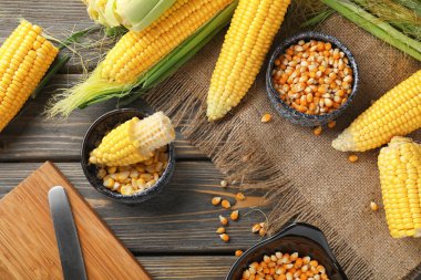 Ahşap arka plan üzerinde taze mısır koçanı ile kompozisyon