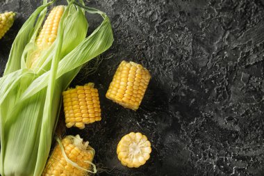 Taze mısır koçanı grunge arka plan üzerinde