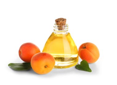 Esans ve beyaz arka plan üzerinde taze kayısı ile şişe