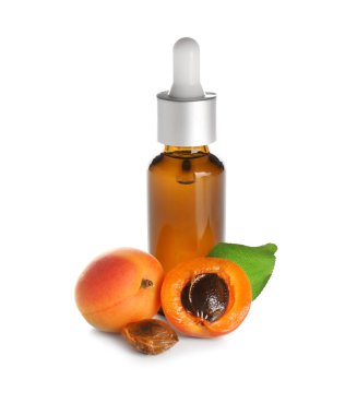 Esans ve beyaz arka plan üzerinde taze kayısı ile şişe