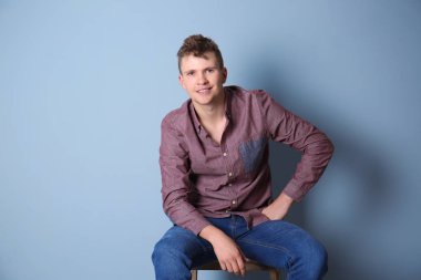 Renk arka plan üzerinde yakışıklı genç adam portresi