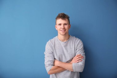 Renk arka plan üzerinde yakışıklı genç adam portresi