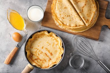 Süt ve bal grunge masada cam ile lezzetli ince krep