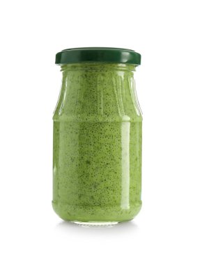 Beyaz zemin üzerine lezzetli sos ile jar