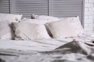 Yatak odasında yumuşak yastık ile