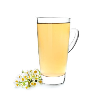 Cam bardak papatya çayı beyaz arka plan üzerinde