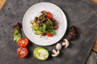 Gri gemide lezzetli sebze salatası