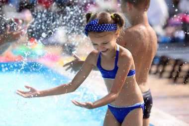 Şirin çocuk yüzme havuzunda yaz günü oyun