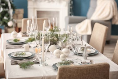 Noel yemeği için oturma odasına masa servis edildi.