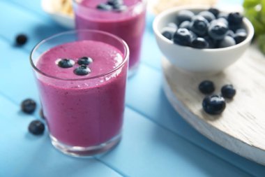 Cam ile lezzetli blueberry smoothie renk ahşap tablo