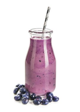Beyaz zemin üzerine lezzetli blueberry smoothie şişe