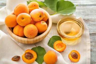 Esans ve tablo taze kayısı ile kase