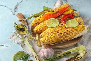 Izgarada mısır koçanı ahşap plaka üzerinde