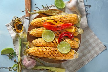 Izgarada mısır koçanı ahşap plaka üzerinde