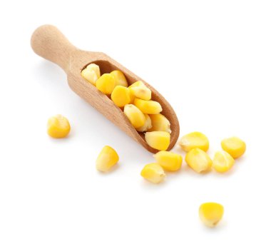 Beyaz zemin üzerine lezzetli mısır taneleri ile kepçe