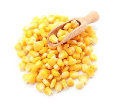 Beyaz zemin üzerine lezzetli mısır taneleri ile kepçe