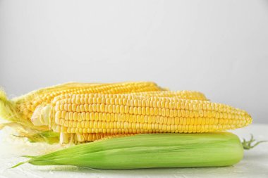 Olgun Mısır koçanı açık renkli karşı masada