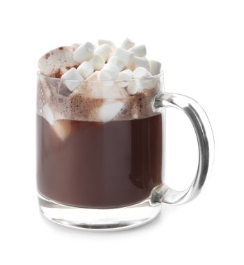 Beyaz arka plan üzerinde marshmallow ile lezzetli sıcak çikolata