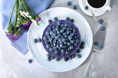 Lezzetli blueberry cheesecake tablo ile plaka