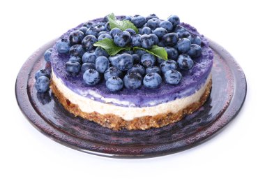 Beyaz zemin üzerine lezzetli blueberry cheesecake ile plaka