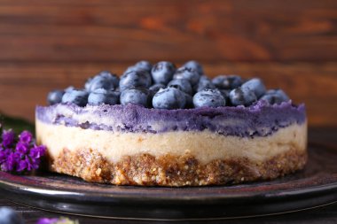 Plaka, closeup üzerinde yaban mersini ile lezzetli peynirli kek