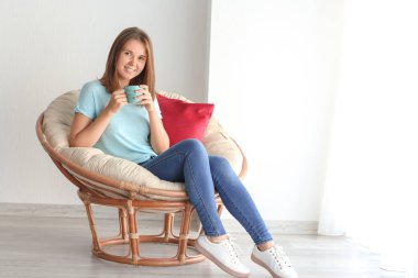 Güzel genç kadın evde şezlong kahve içme