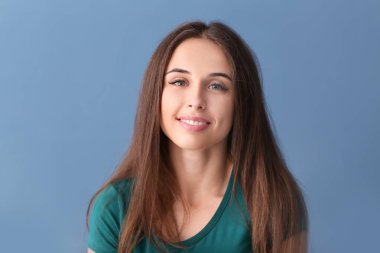 Renkli arka planda güzel bir genç kadının portresi