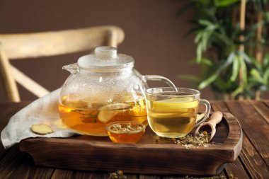 Lezzetli papatya çayı ve ahşap masa üzerinde bal ile kompozisyon