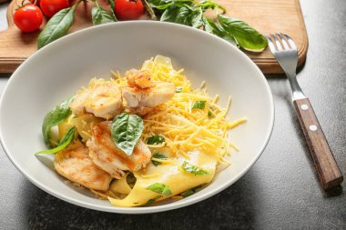 Tabak lezzetli makarna tavuk fileto ve peynirle masada, portre