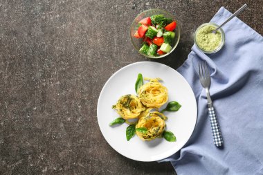 Tabak lezzetli makarna ve salata tablo ile kase