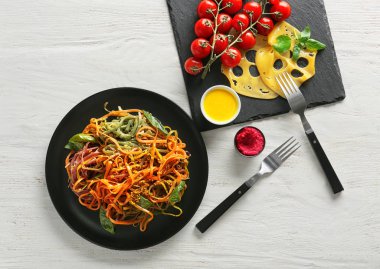 Ahşap masa üzerinde lezzetli renkli makarna ile kompozisyon