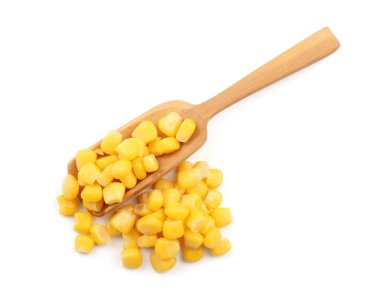 Beyaz zemin üzerine lezzetli mısır taneleri ile kepçe