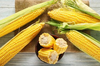 Tahta masada taze mısır koçanları.