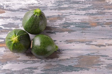 Olgun yuvarlak kabakları ahşap tablo