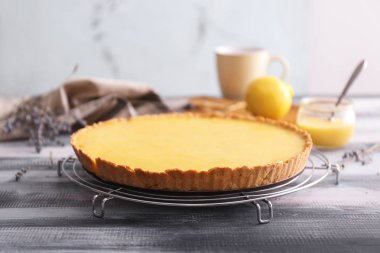 Ahşap masa üzerinde lezzetli limon pasta