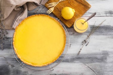 Ahşap masa üzerinde lezzetli limon pasta