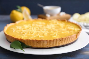 Ahşap masa, closeup üzerinde lezzetli limon pasta