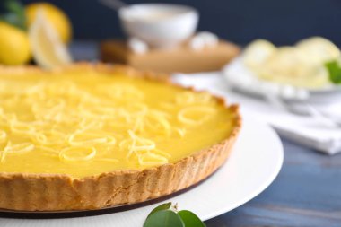 Ahşap masa, closeup üzerinde lezzetli limon pasta