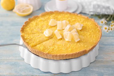 Ahşap masa üzerinde lezzetli limon pasta