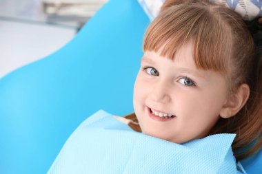 Dişçi koltuğu, sevimli küçük kız