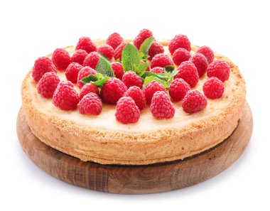 Beyaz arka plan üzerinde ahududu ile lezzetli peynirli kek