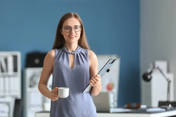 Junge Geschäftsfrau Mit Tasse Kaffee Und Klemmbrett Büro — Stockfoto