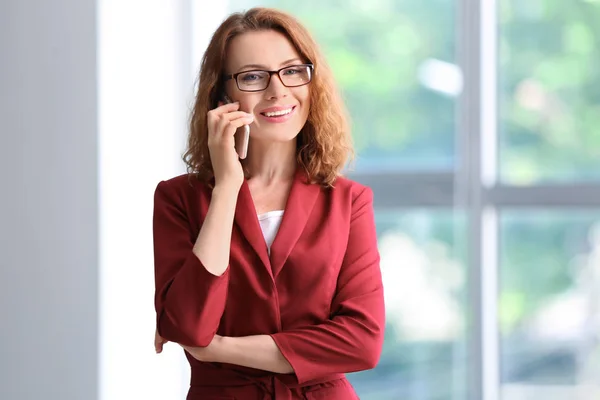 Succesvol Zakenvrouw Praten Mobiele Telefoon Buurt Van Venster Office — Stockfoto