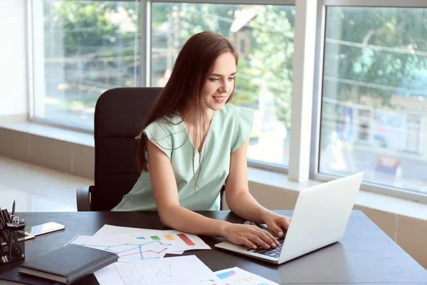 Junge Geschäftsfrau Arbeitet Büro — Stockfoto