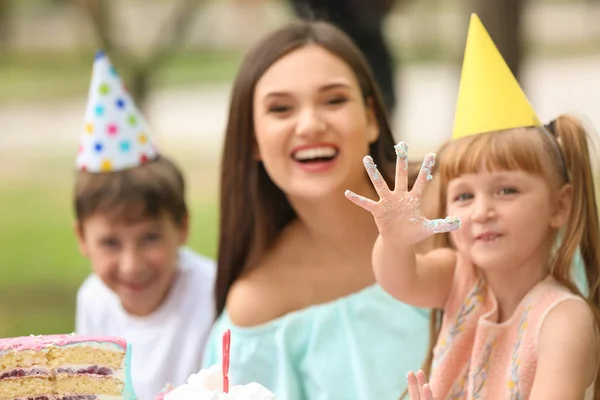 Χαριτωμένο Μικρό Κορίτσι Την Οικογένεια Πάρτι Γενεθλίων Εξωτερικούς Χώρους — Φωτογραφία Αρχείου