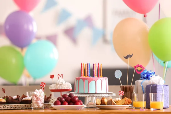 Mooie Verjaardagstaart Met Kaarsen Andere Zoetigheden Tafel — Stockfoto
